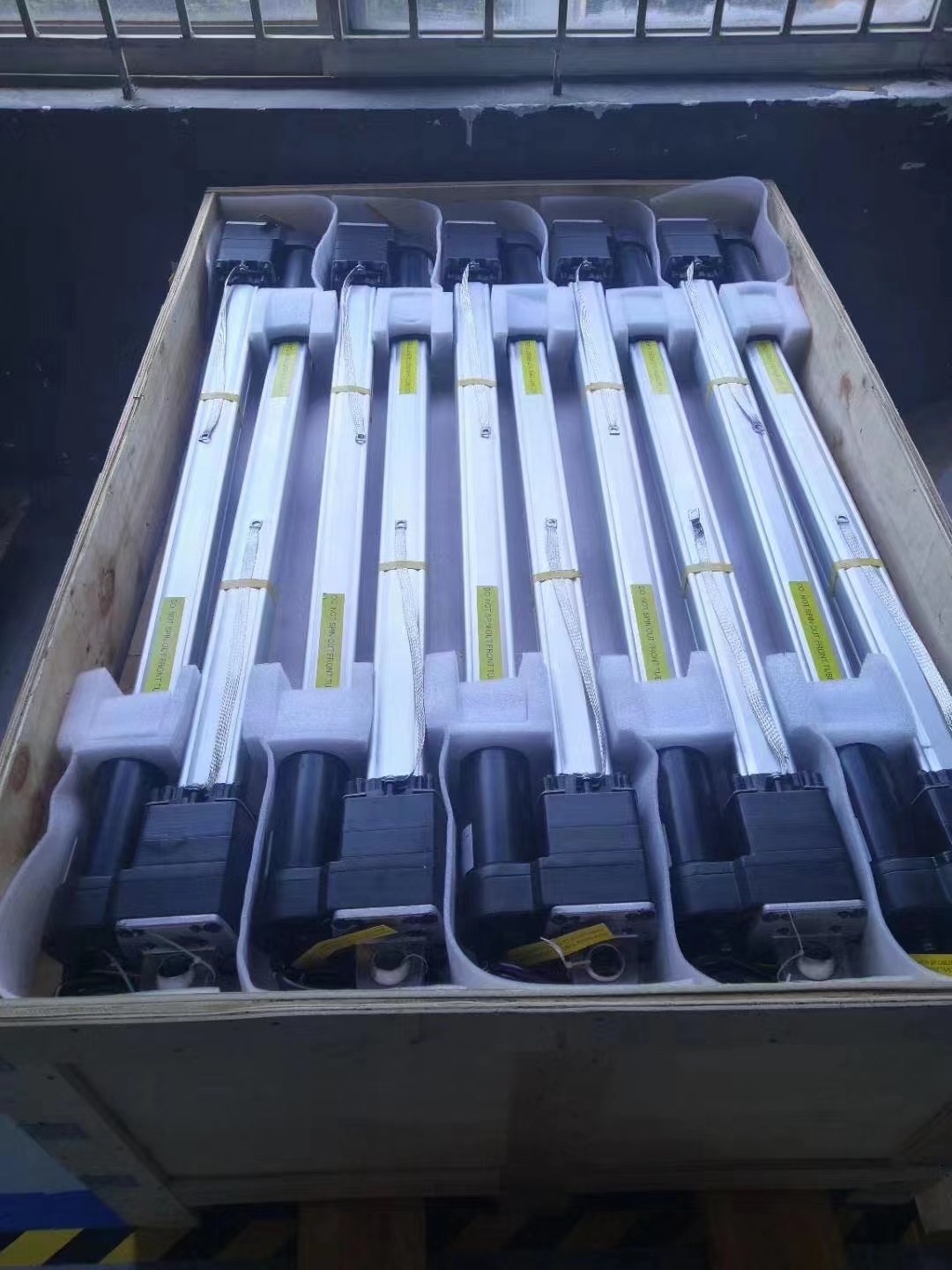 Atuadores lineares são componentes eletrônicos frequentemente usados ​​que permitem controle e ajuste precisos em um movimento linear